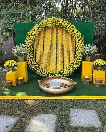 20-Simple-Haldi-Ceremony-Decoration-Ideas-At-Home-2025